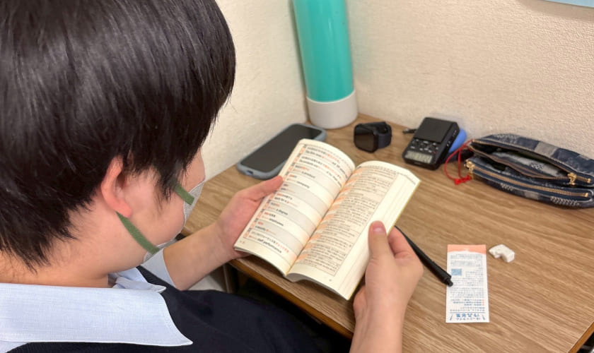 勉強に打ち込む男子生徒